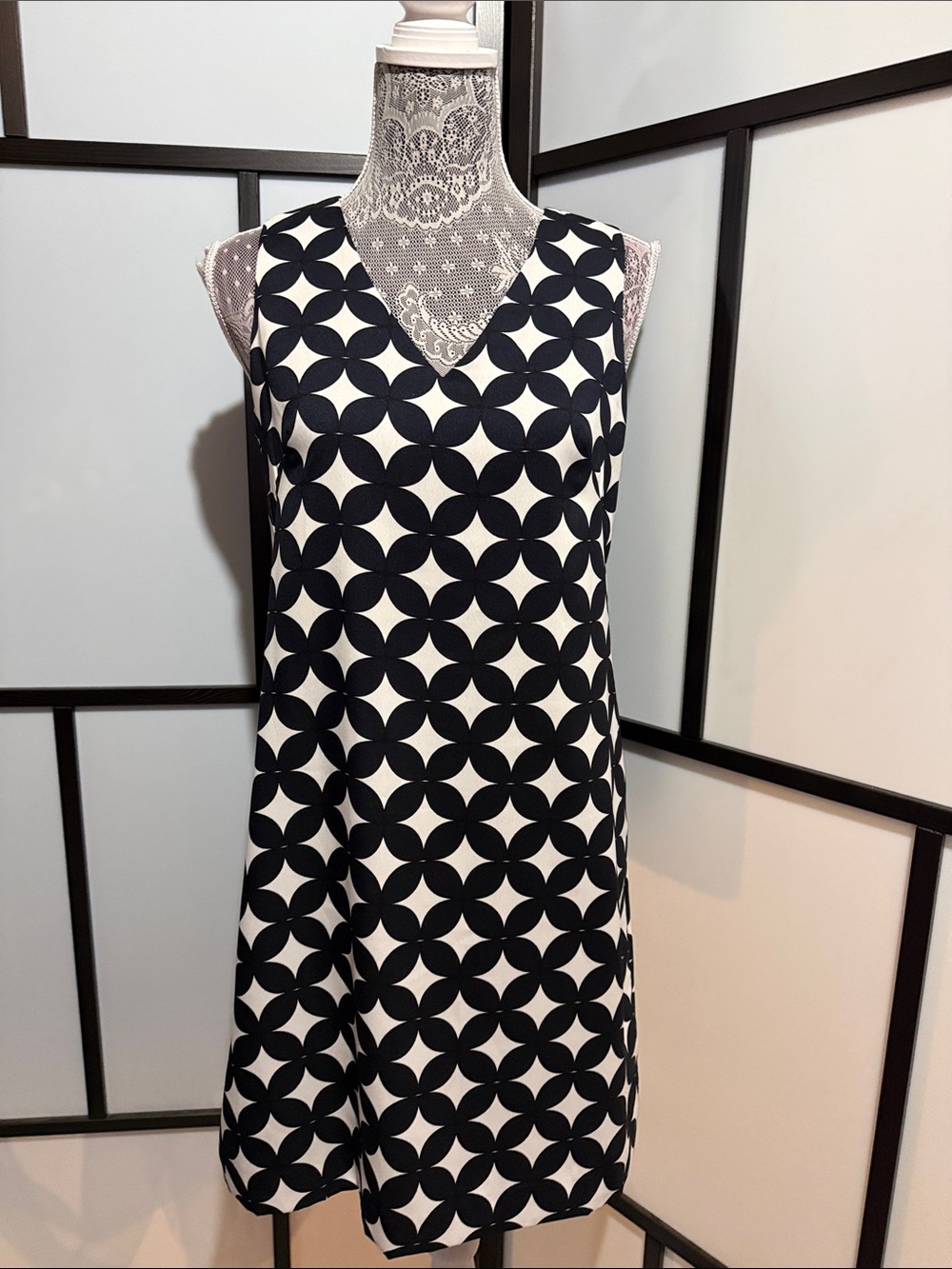 Ann Taylor Black and White Sleeveless V-Neck Geometric Dress